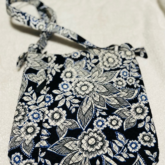 Vera Bradley large messenger bag - Picture 3 of 3